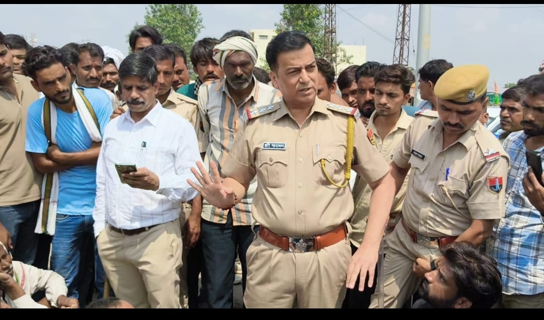 यूरिया खाद की किल्लत पर किसानों का फूटा आक्रोश, मेगा हाईवे पर लगाया जाम.. समय पर खाद नहीं मिलने