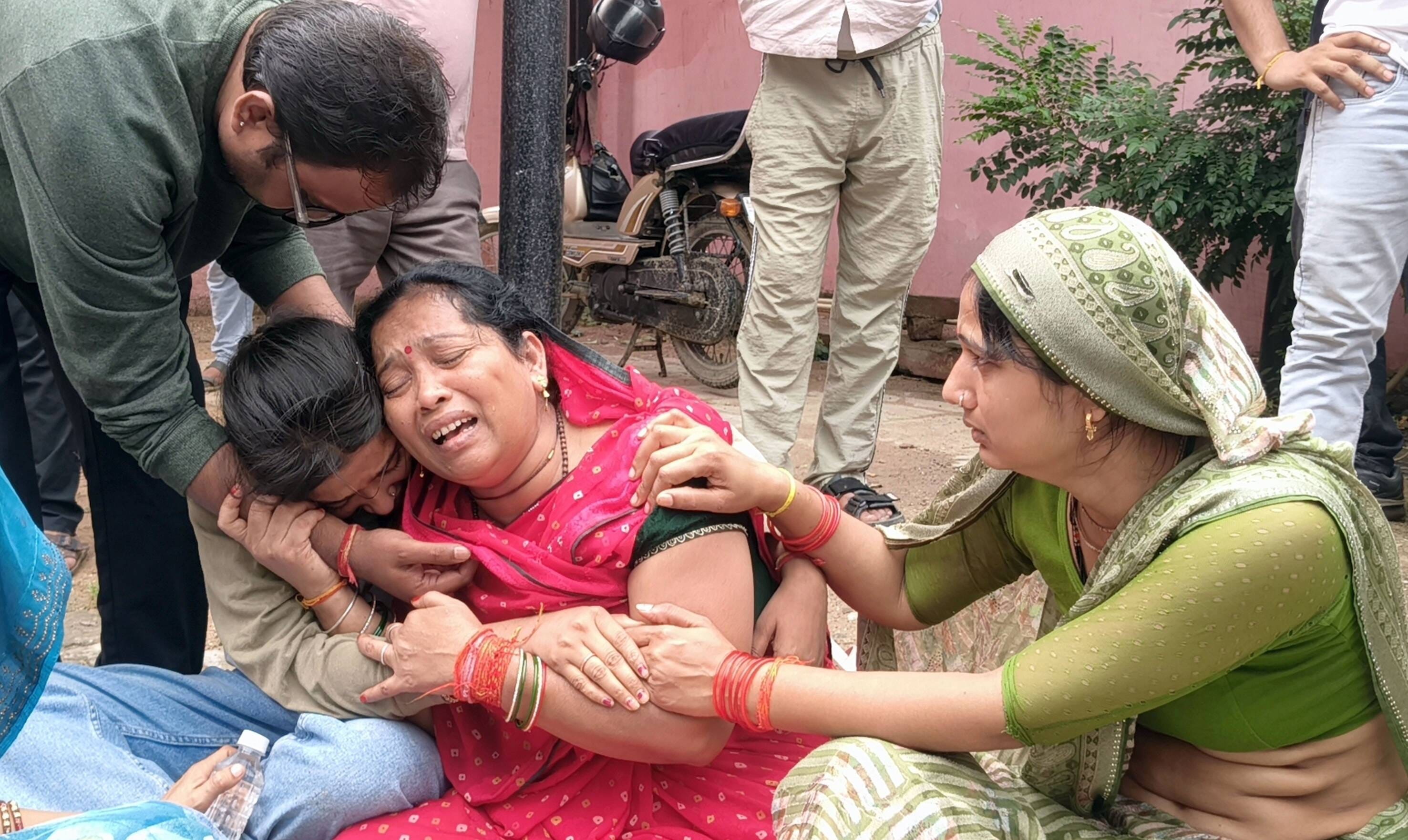 युवक की माैत पर बिलखते परिजन।