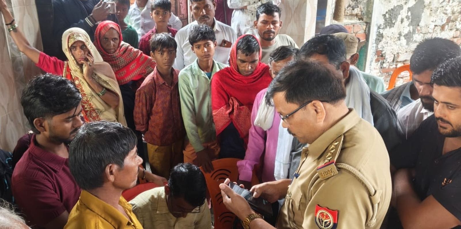 युवक योगेश की मौत के बाद हंगामा करते परिजनों से बात करते थाना प्रभारी। संवाद