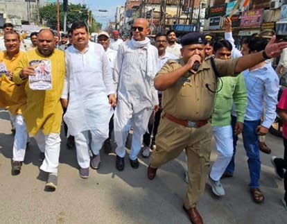 10- प्रदर्शन के दौरान कलेक्ट्रेट की ओर कूच करते कांग्रेस कार्यकर्ता- संगठन