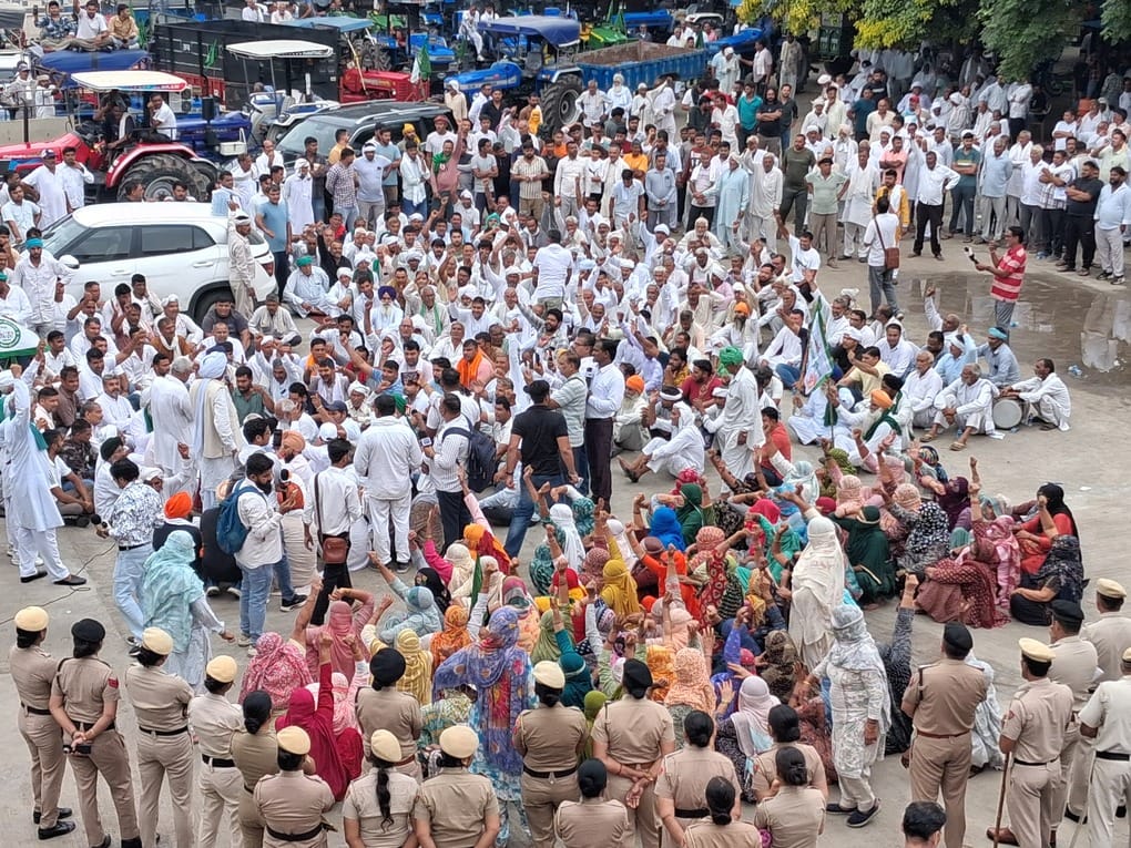 Protesters arrived at the sub-divisional complProtesters arrived at the sub-divisional complex with a ex with a