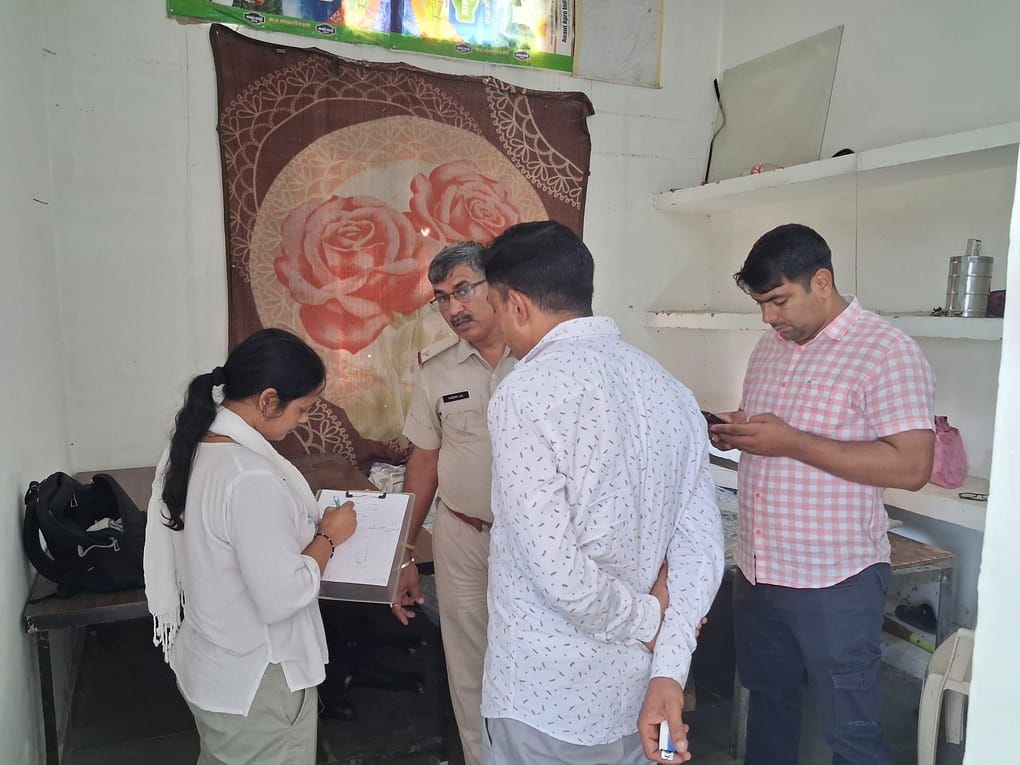 29 सफीदों 3गांव हाट बिजली घर में जांच करती हुई फॉरेंसिक साइंस लेबोरेटरी की टीम। संवाद