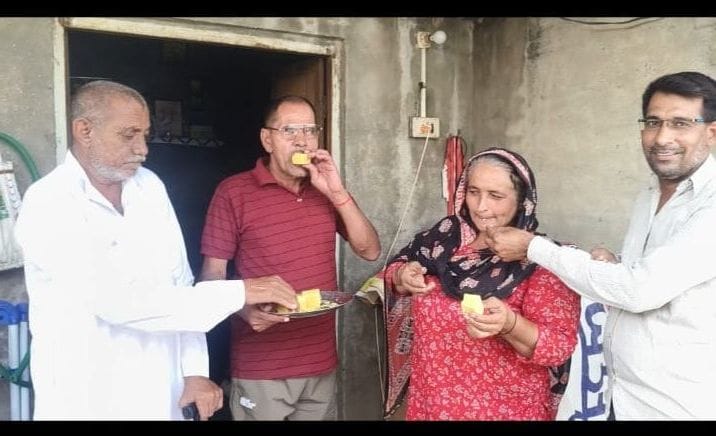29जेएनडी02: नीरू के गोल्ड मेडल जीतने की सूचना मिलने पर परिजन एक दूसरे को मिठाई खिलाकर खुशी मना