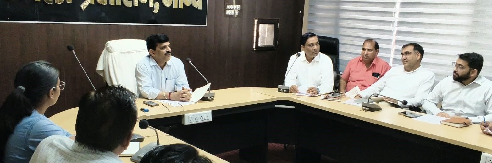 29जेएनडी05: एडीसी जनस्वास्थ्य विभाग के अधिकारियों की बैठक कार्यालय के सभागार में लेते हुए। स्र