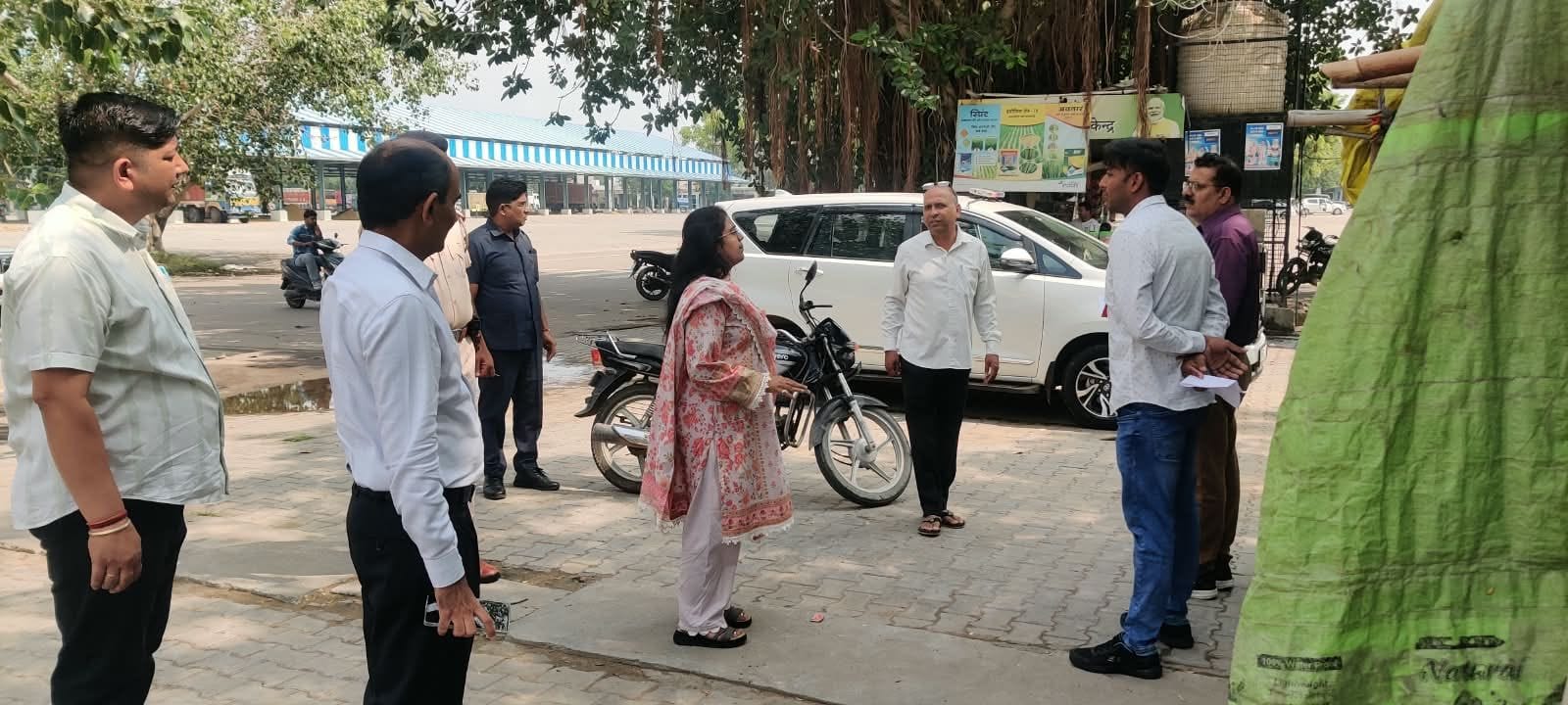 29जेएनडी07-जींद अनाजमंडी में दौरे के दौरान मंडी में जांच कर अधिकारियों के बारे में पूछताछ करते