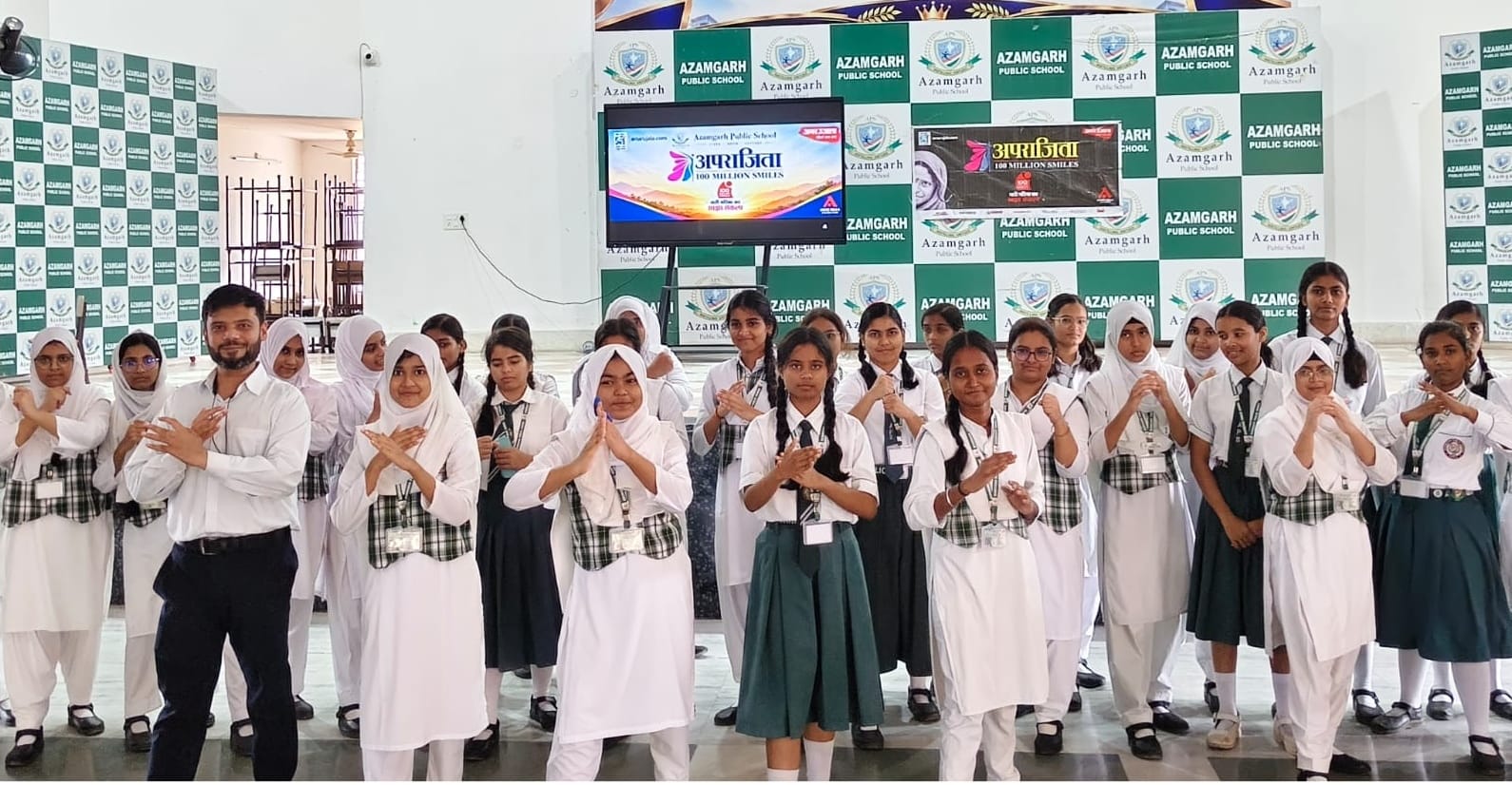 आजमगढ़ पब्लिक स्कूल में अपराजिता कार्यक्रम में प्रशिक्षण लेती छात्राएं। संवाद