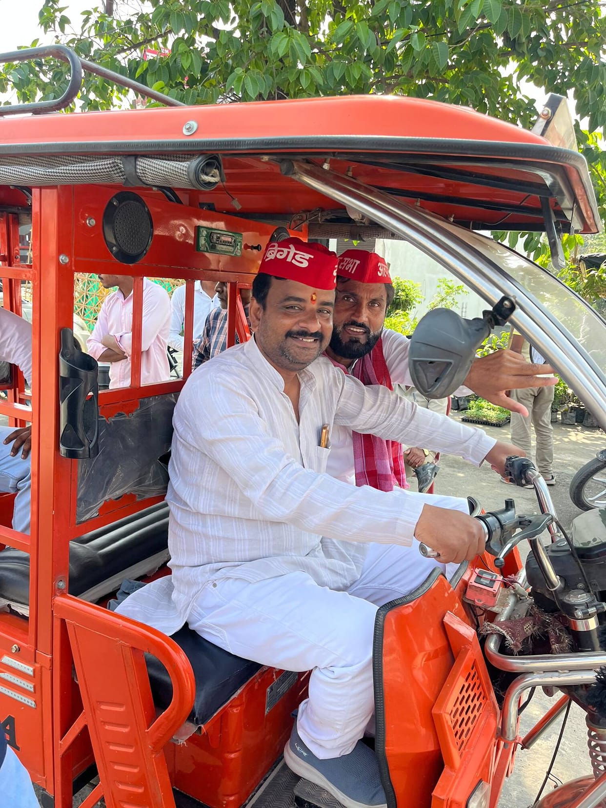 SP workers staged a protest by driving e-rickshaws