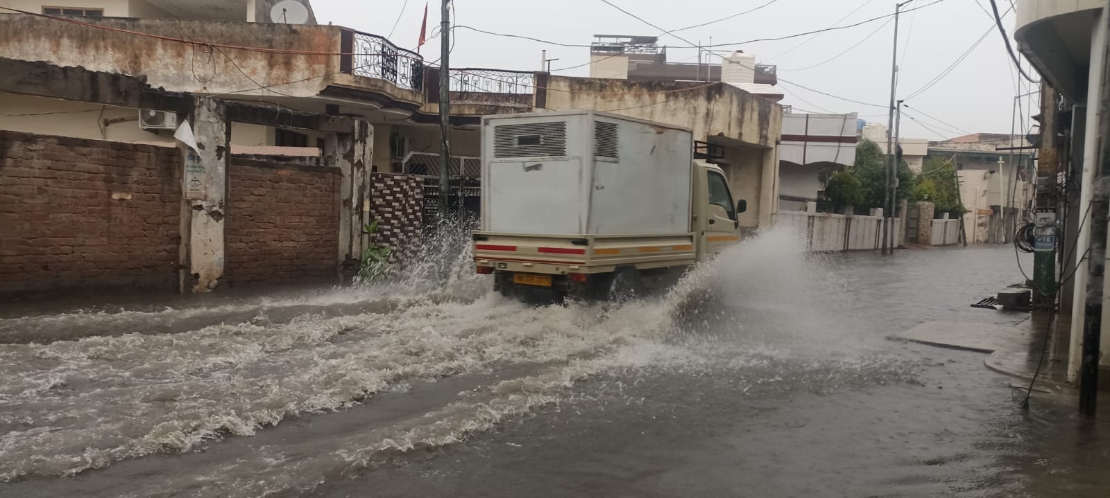 अंबाला छावनी के महेश नगर स्थित बब्याल रोड पर जमा बरसात के पानी से गुजरते वाहन चालक। प्रवक्ता