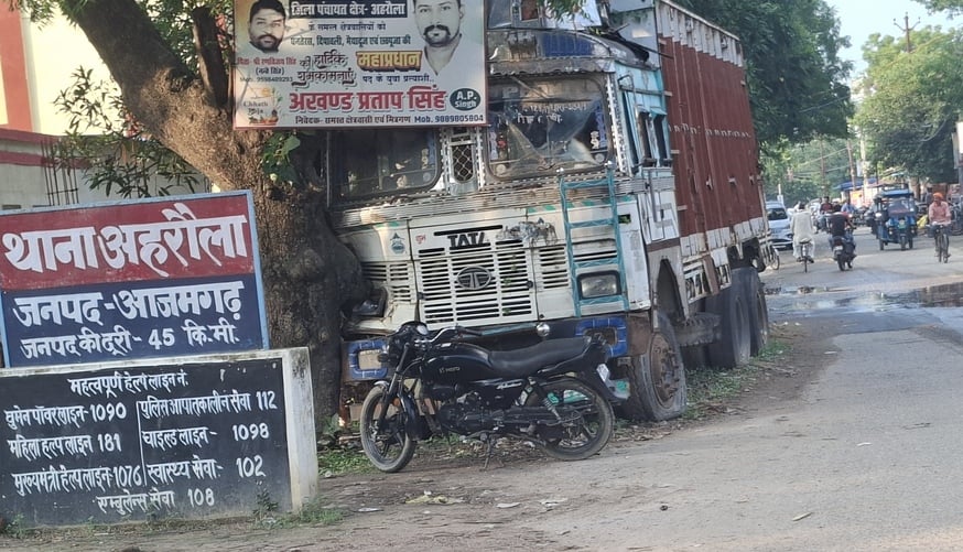 Azamgarh News: जिले में सीज वाहनों के लिए जगह तय नहीं, सड़कों पर खड़े हो रहे कबाड़ वाहन