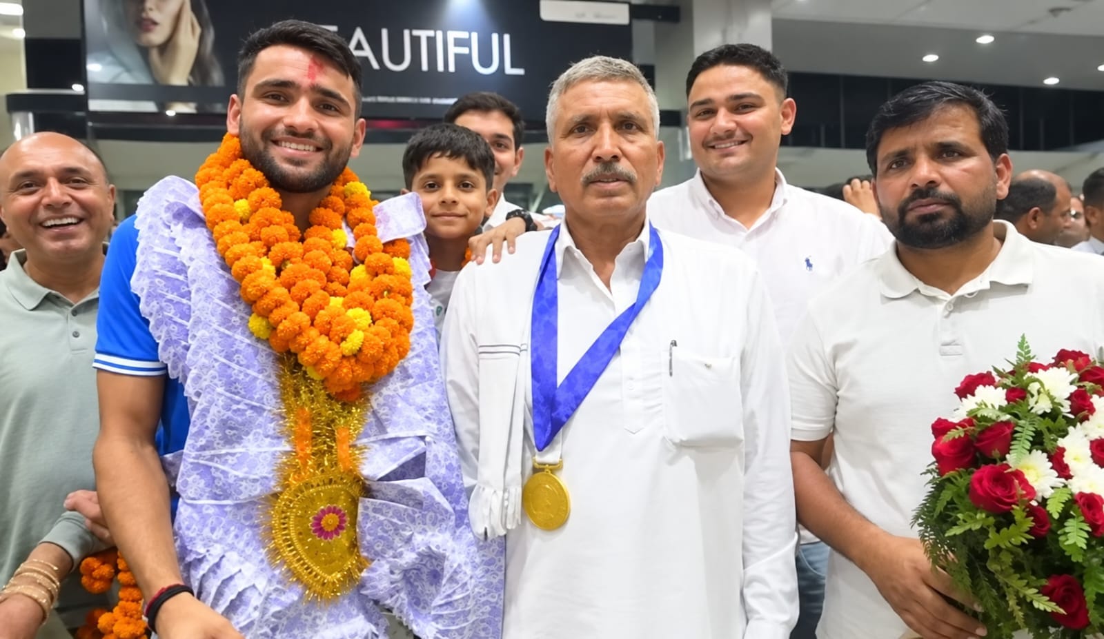 अंकित का स्वागत करते हुए परिजन। स्वय