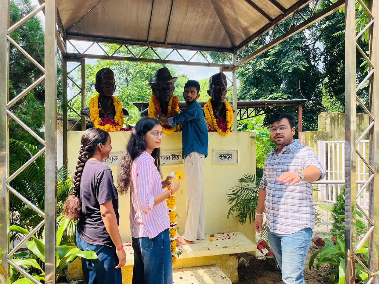 Akhil Bharatiya Vidyarthi Parishad paid tribute.