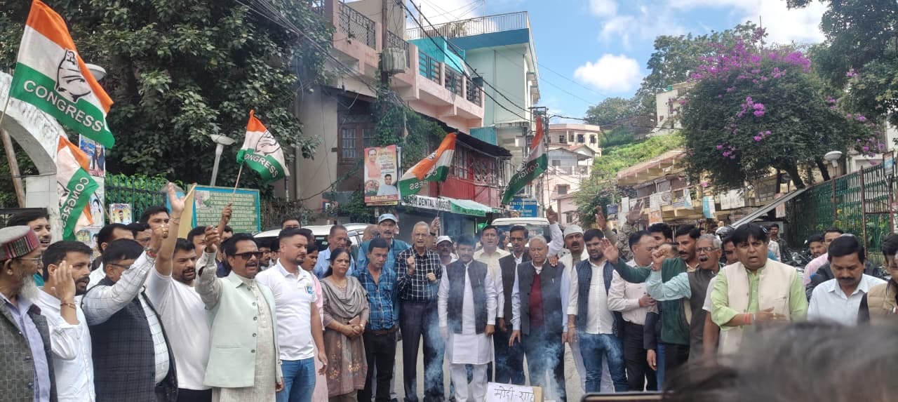 अल्मोड़ा में चौघानपाटा में सीईसी ज्ञानेश कुमार का पुतला फूंकते कांग्रेसी। संवाद