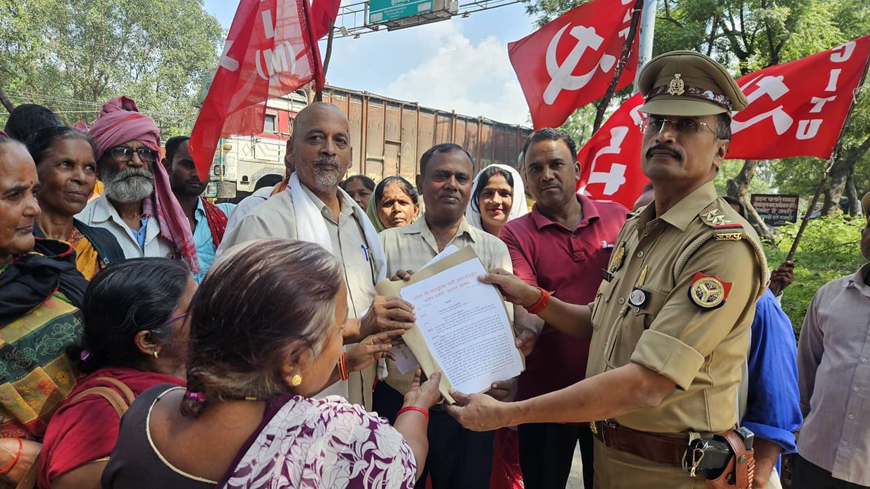 CPI activists staged a protest after observing Bhagat Singh's birth anniversary.
