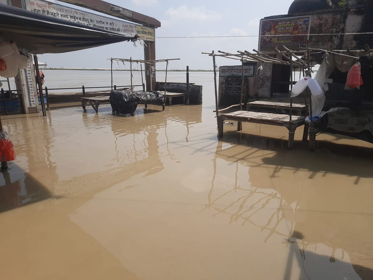 The Ganga has assumed a furious form; floodwaters have reached the fields in Ahar, and soil erosion is ongoing.
