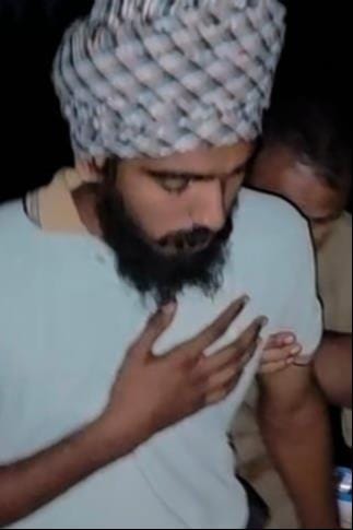 अटवा मोड पक्का पुल के पास गो-तस्कर गुरपंत सिंह को गिरफ्तार कर ले जाती पुलिस। स्रोत- पुलिस विभाग