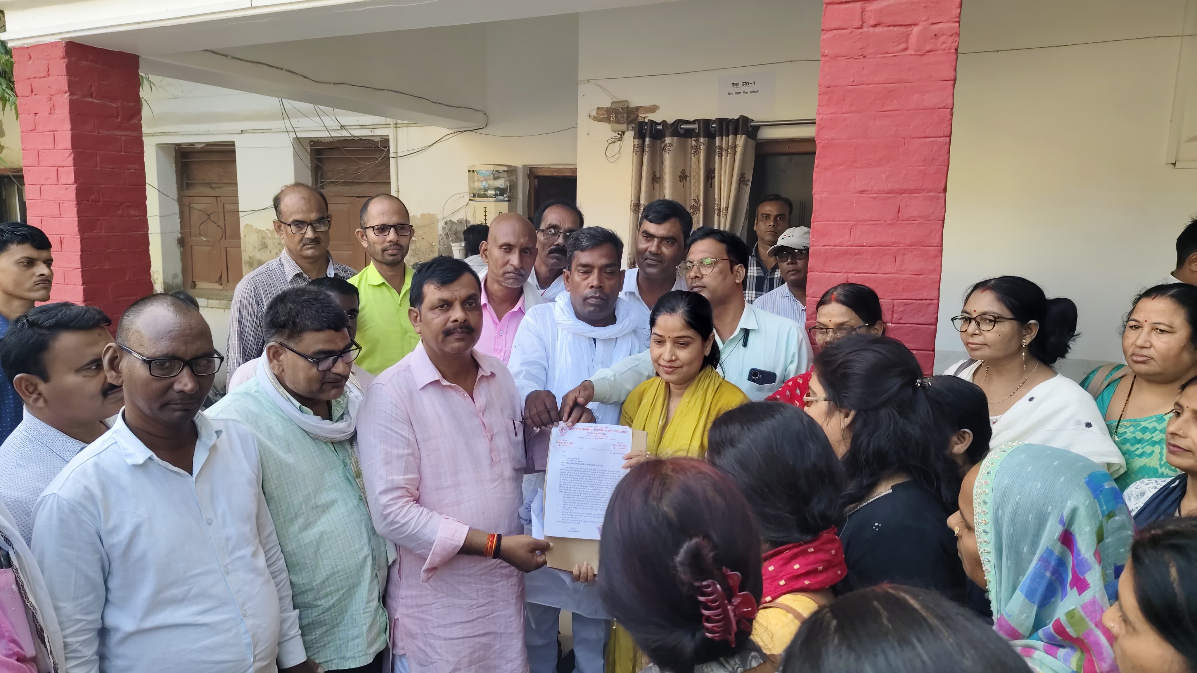 बीएसए उपासना रानी वर्मा को पत्रक देते उत्तर प्रदेश प्राथमिक शिक्षा मित्र संघ के पदाधिकारी। स्रो
