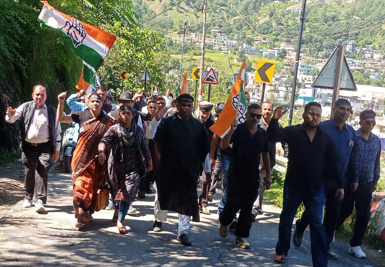 In Bageshwar, Congress workers raised slogans and burned an effigy of the CEC.