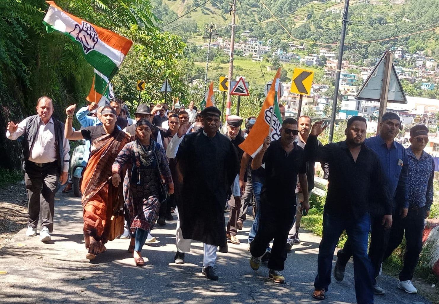 बागेश्वर में रैली निकालते कांग्रेसी। संवाद