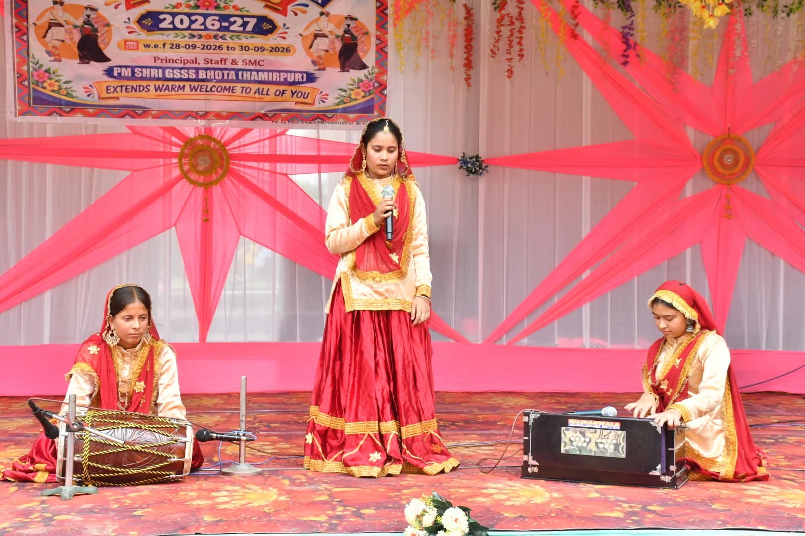 भोटा स्कूल में जिला स्तरीय सांस्कृतिक प्रतियोगिता के दौरान प्रस्तुति देती छात्राएं। संवाद