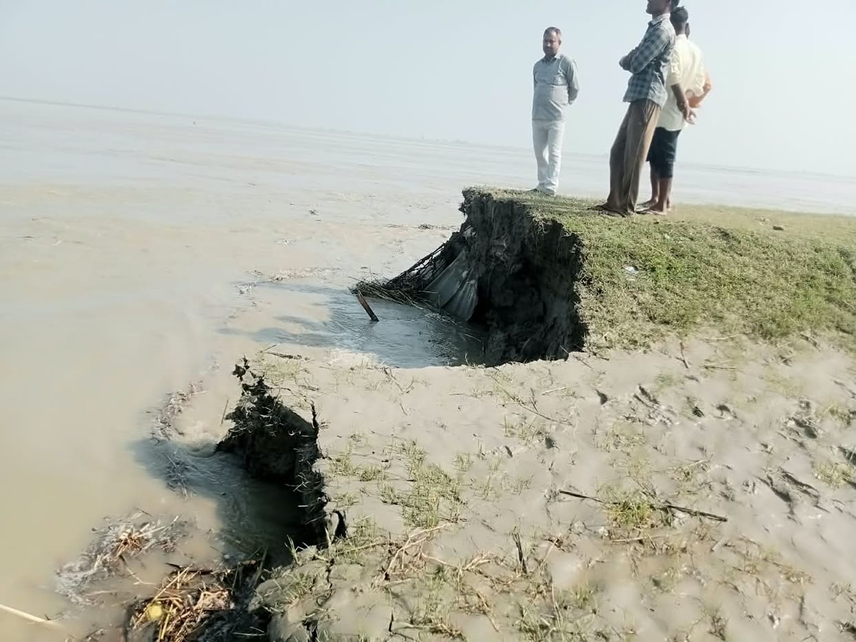 The rescue project is helpless in front of the erosion of Sharda, 15 feet part of it is submerged in the river.
