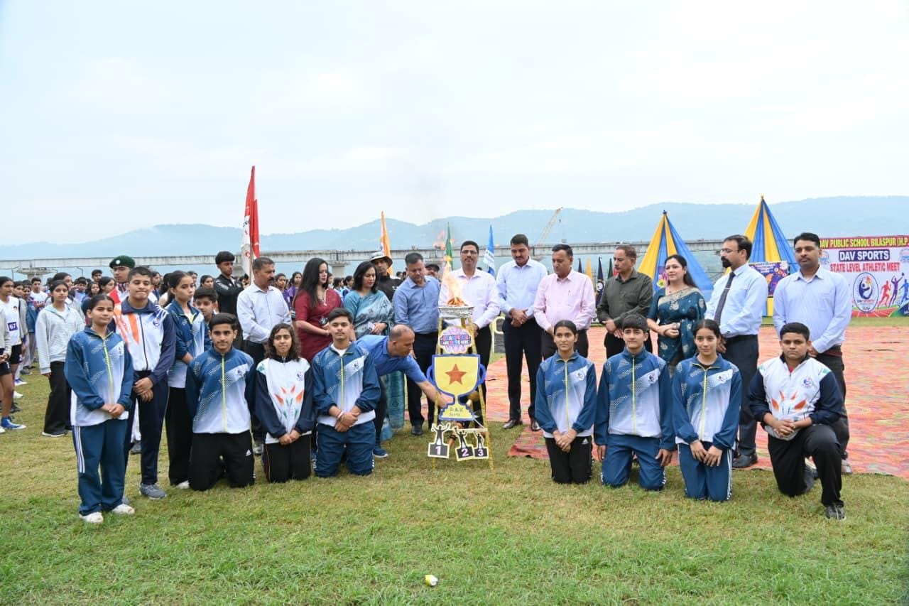 बिलासपुर में की राज्य स्तरीय एथलेटिक्स मीट के शुभारंभ पर मुख्यातिथि के साथ खिलाड़ी। स्रोत: डीएव