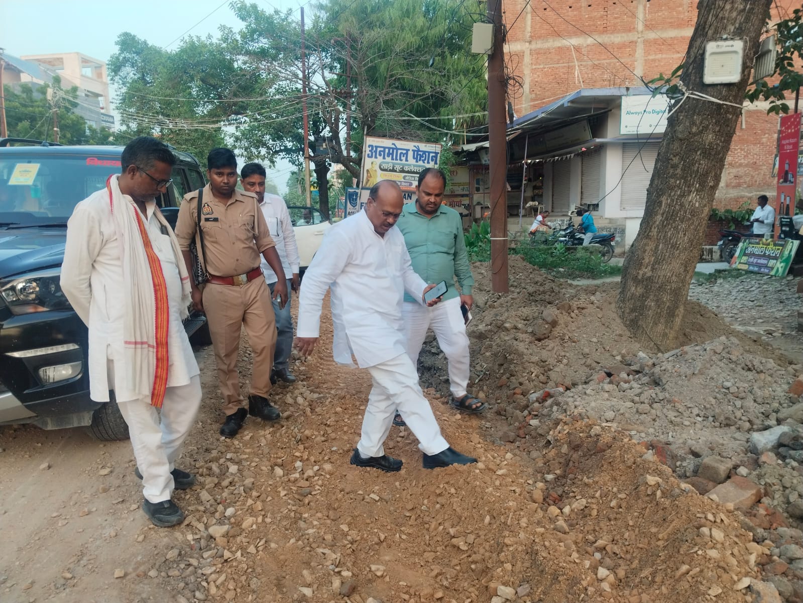 बेल्थरारोड क्षेत्र में निर्माणाधीन सड़क का निरीक्षण करते क्षेत्रीय विधायक हंसू राम साथ में अन्य