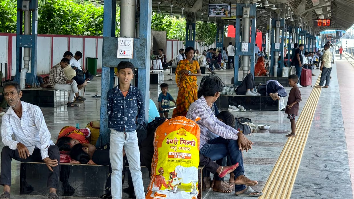 Sealdah-Ballia train arrived six hours late; passengers kept waiting