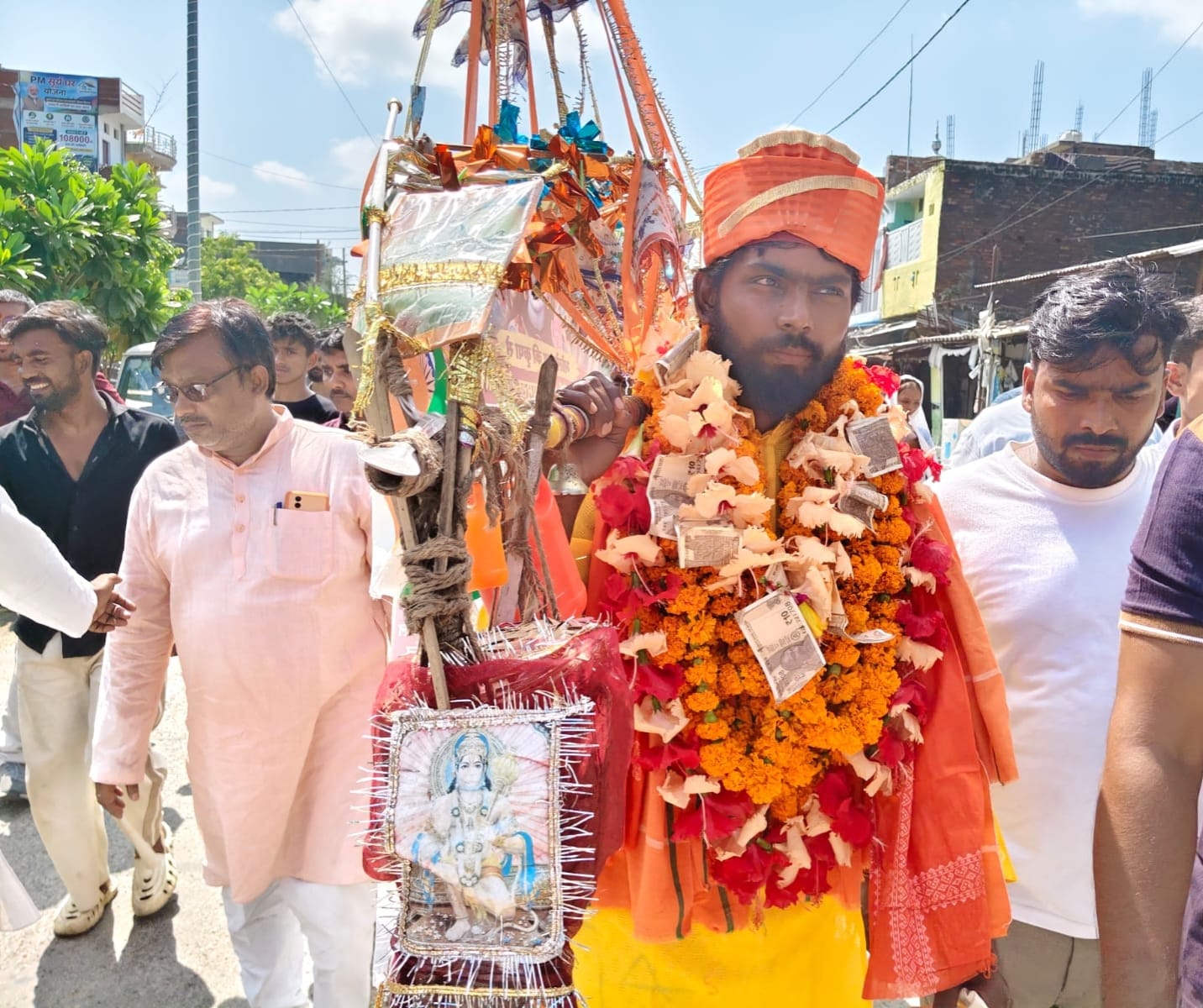 बर्डपुर कस्बे में 2 ज्योतिर्लिंगों पैदल दर्शन करके घर वापस आने पर मनीष राजभर का ग्रामीणों ने स्
