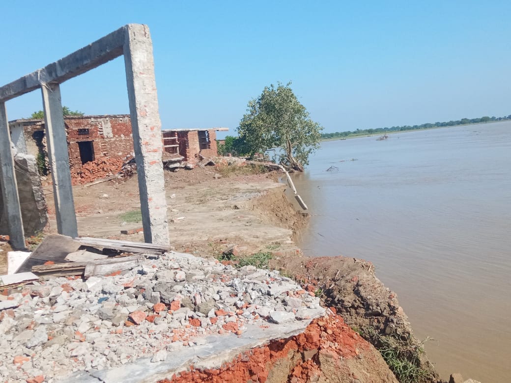 Saryu River water level crosses danger mark; 6 houses at risk due to erosion; 519 homes lost to the river in five years.