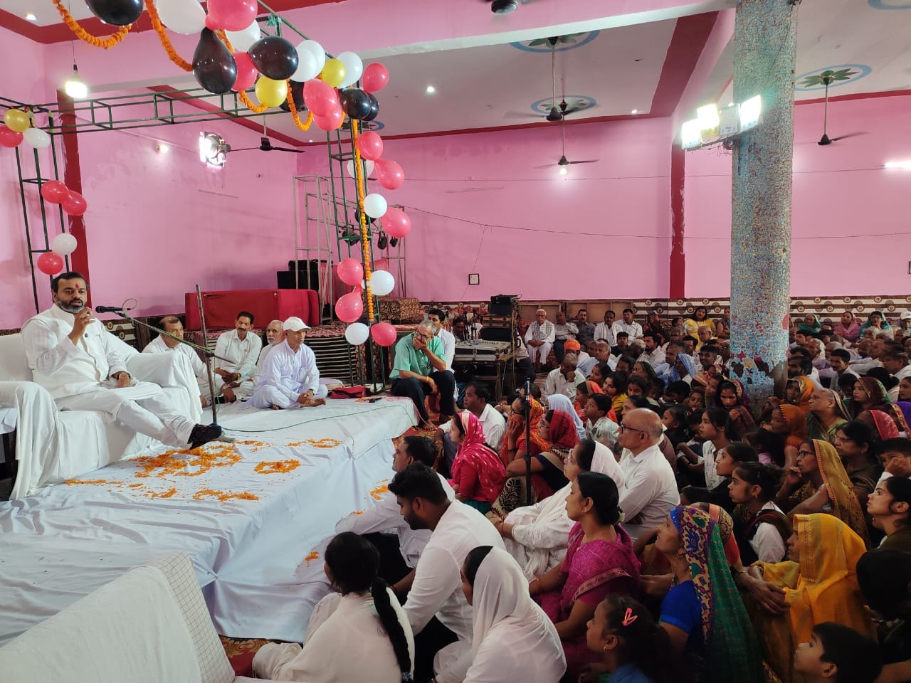 बीसलपुर में अनुयायियों को प्रवचन करते देवेंद्र मोहन भैया संवाद