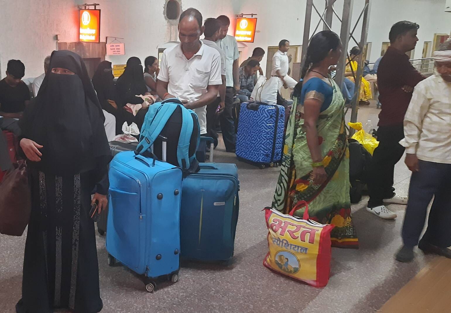 बस्ती रेलवे स्टेशन पर ट्रेन की प्रतीक्षा करते यात्री।संवाद