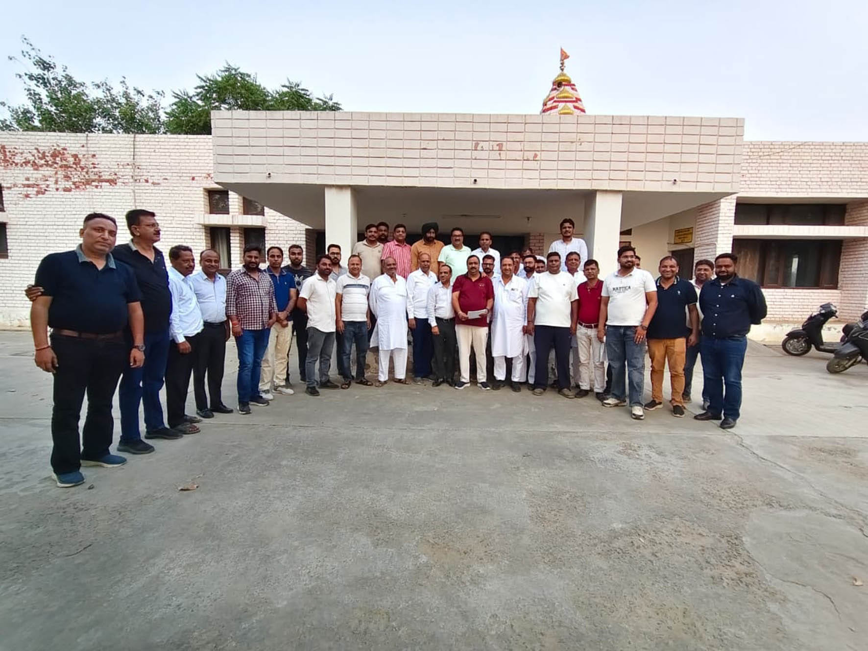 बैठक के दौरान राइस मिलर एसोसिएशन के पदाधिकारी, स्त्रोत स्वयं