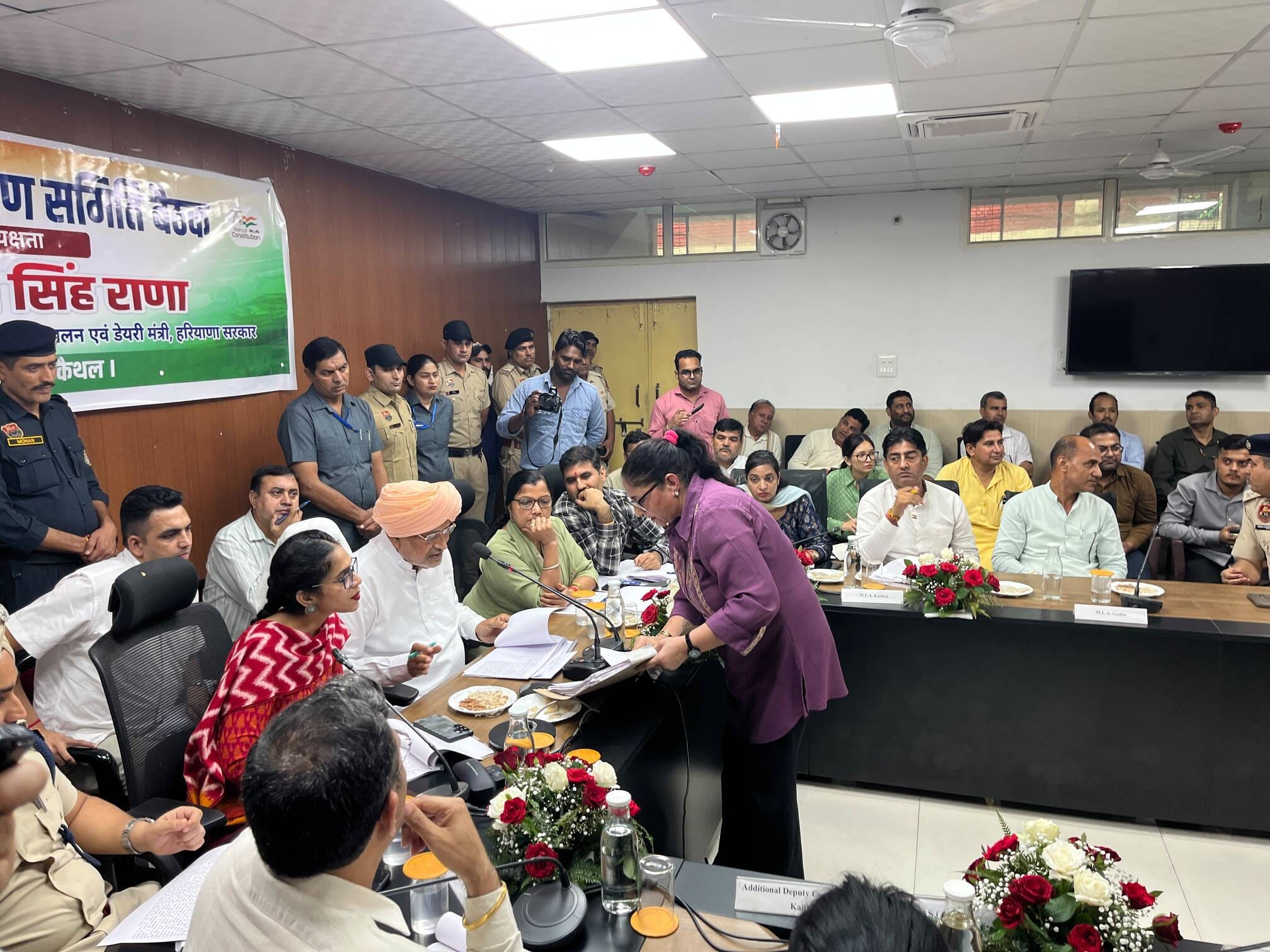 बैठक में मंत्री के सामने अपनी बात रखते हुए जिला खेल अधिकारी। संवाद