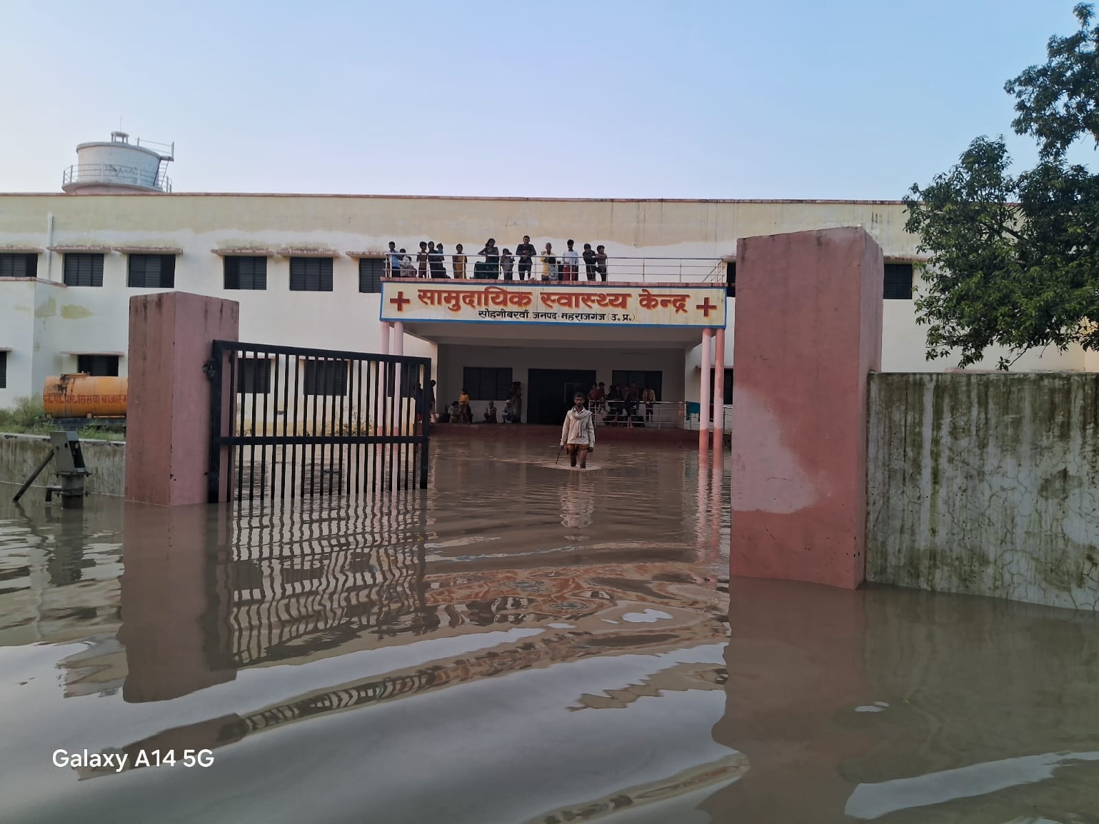 बाढ़ आश्रय केंद्र बनाया गया सीएचसी सोहगीबरवा भी डूबा।