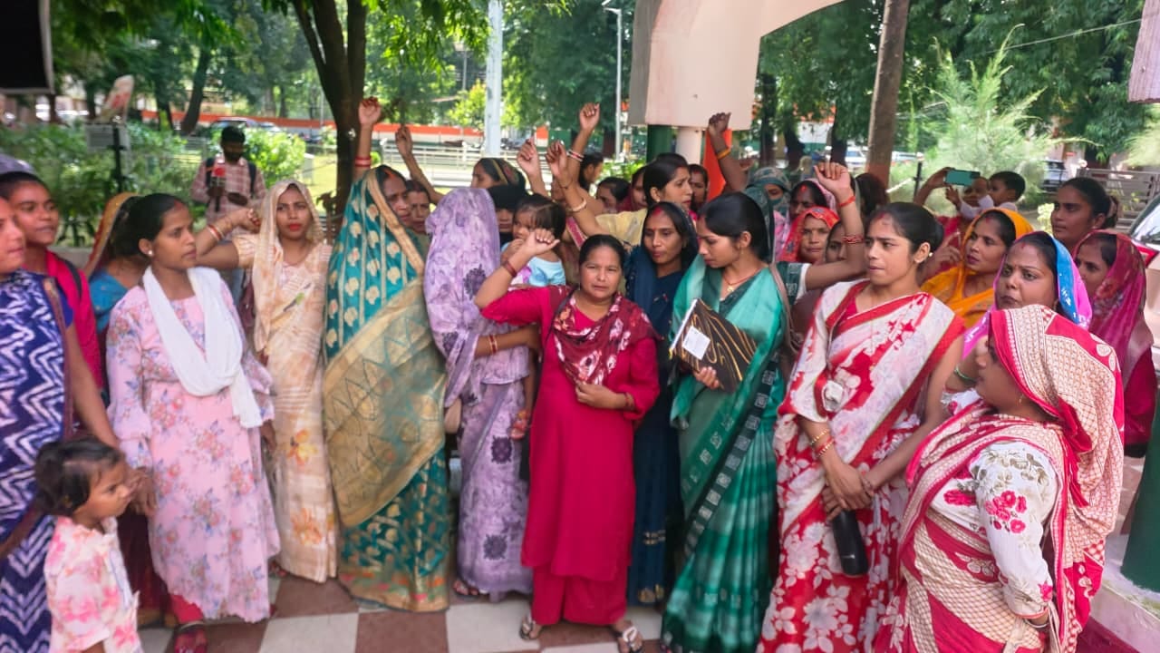 डीएम कार्यालय पहुंचकर प्रदर्शन करतीं समूह की महिलाएं। संवाद
