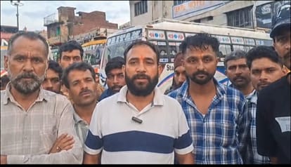 ड्राइविंग लाइसेंस रद्द करने पर प्रदर्शन करते हुए बस चालक।