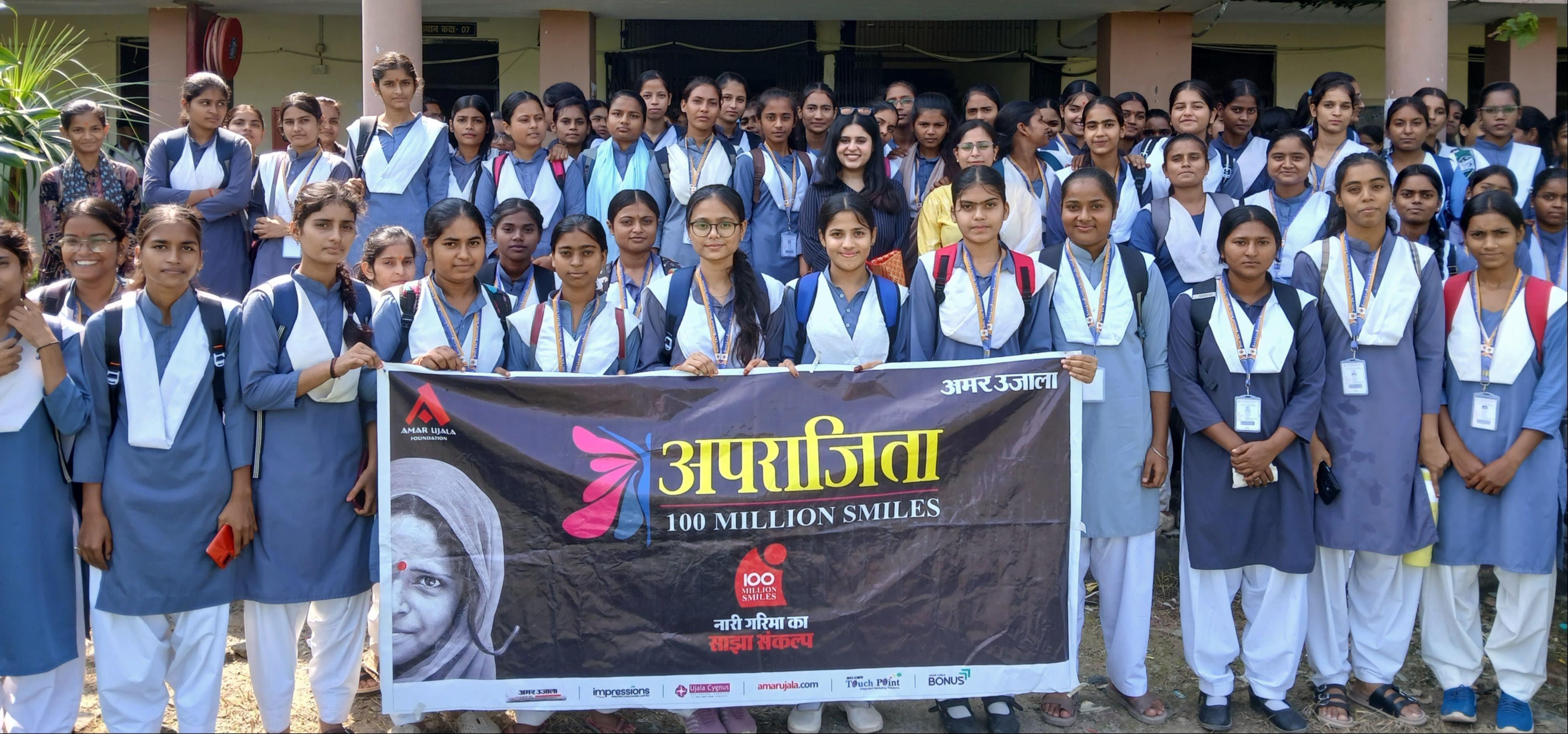 एलबीएस पीजी कॉलेज में अमर उजाला के अपराजिता कार्यक्रम में शामिल अतिथि व छात्राएं। संवाद