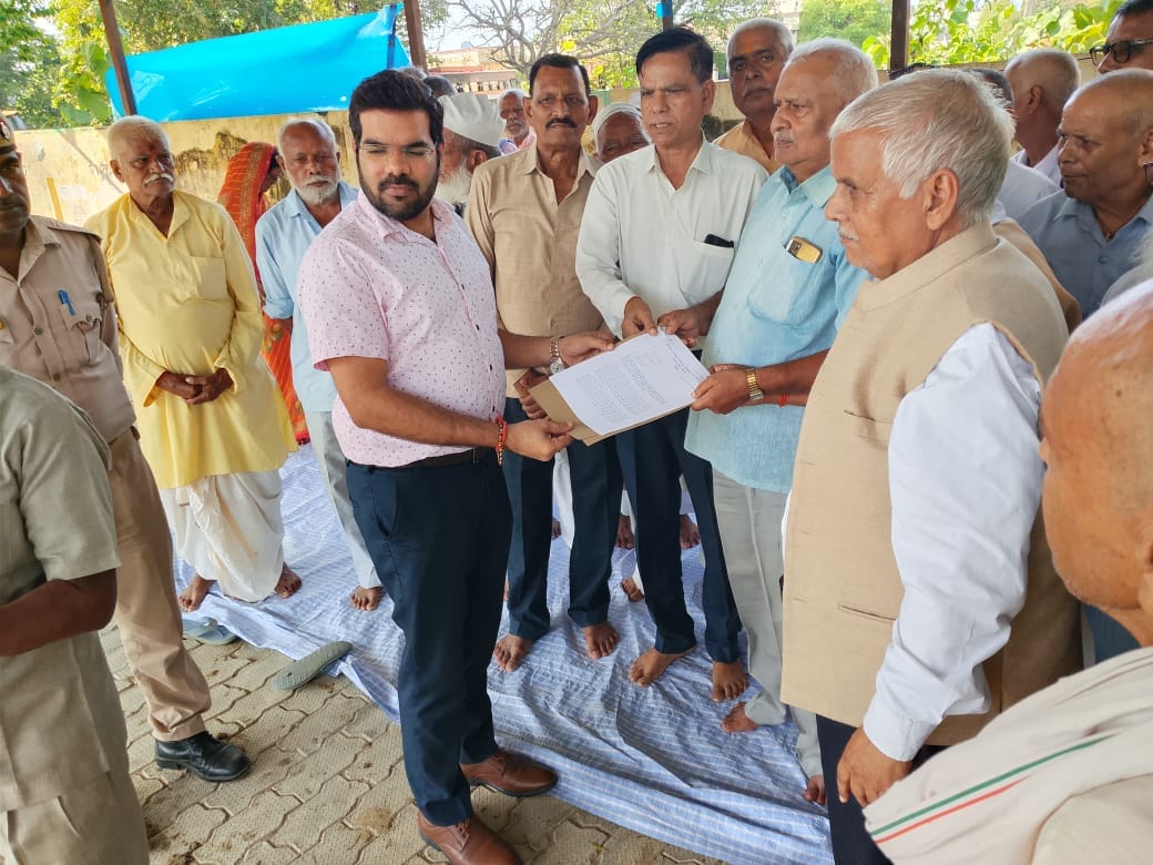  एसडीएम को ज्ञापन सौंपते पेंशनर।-