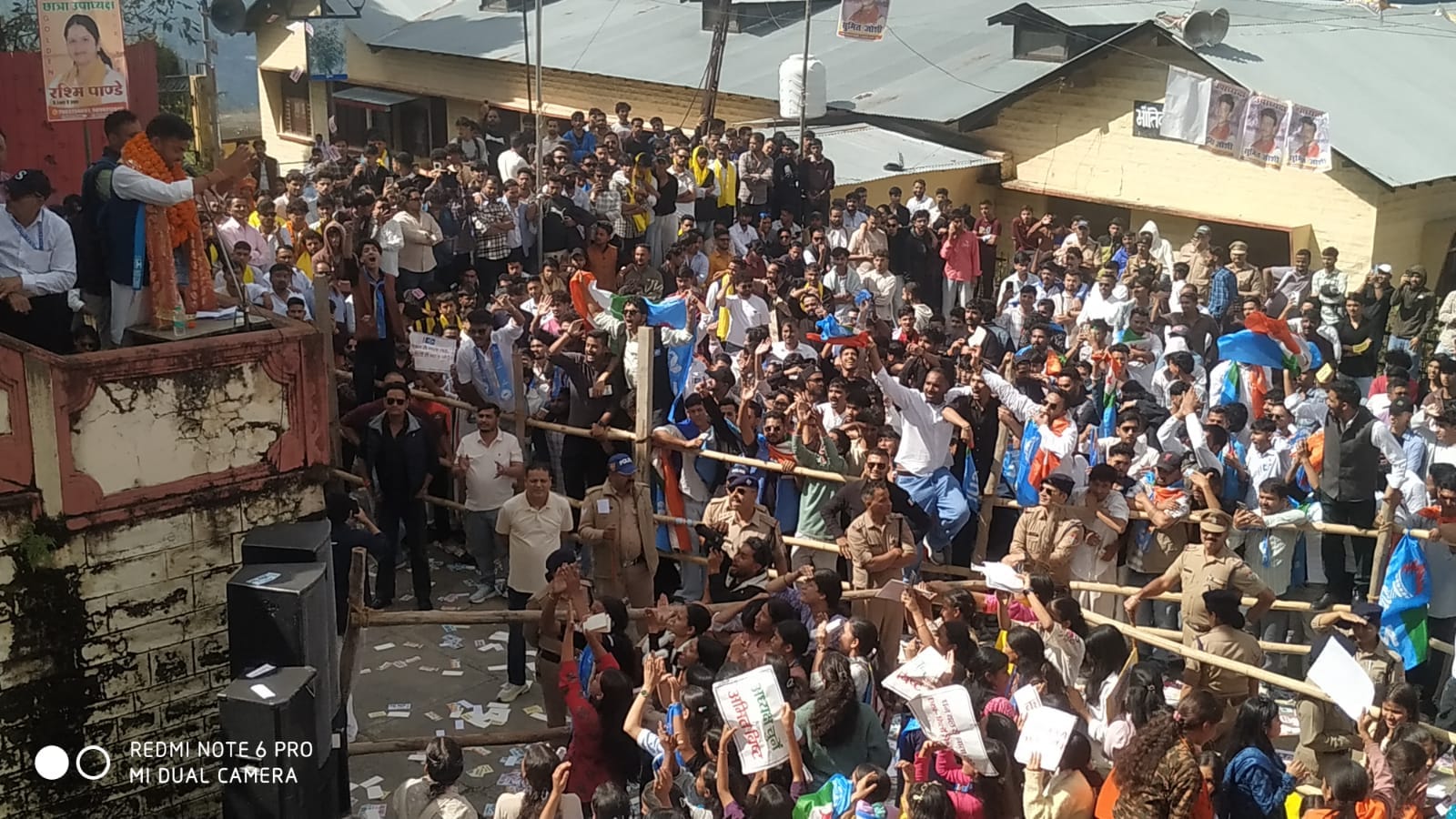 एसएसजे परिसर में चुनावी आम सभा में मौजूद छात्र-छात्राएं। संवाद