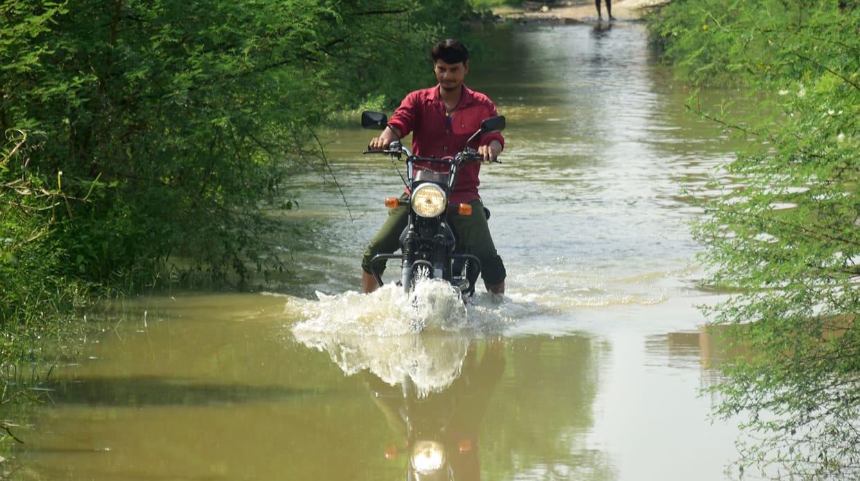 Faizullaganj: Roads turn into ponds, water enters homes, families are fleeing.