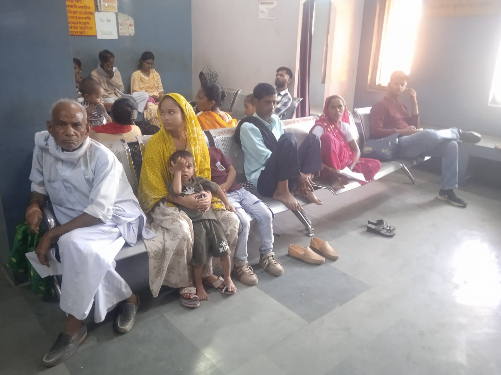 फोटो 02:: डॉक्टर को दिखाने के लिए बाहर इंतजार करते मरीज। संवाद