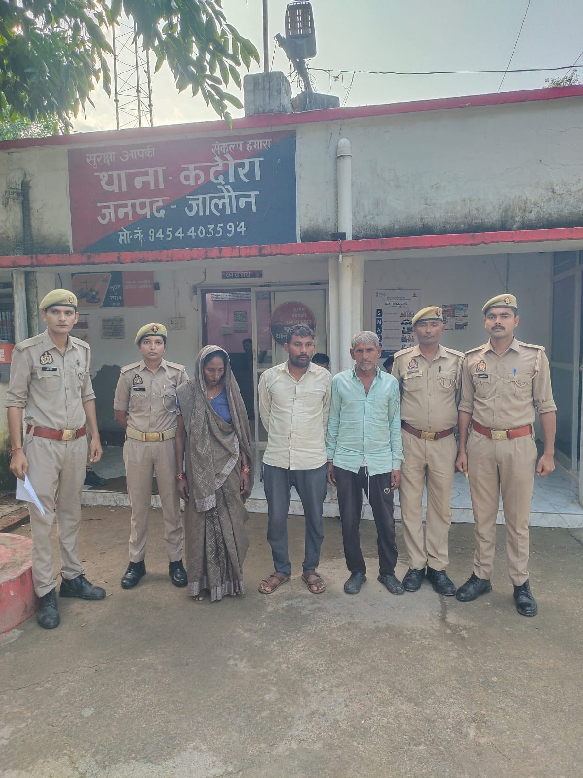 फोटो - 02 पुलिस गिरफ्त में आरोपी पति, सास व ससुर। संवाद