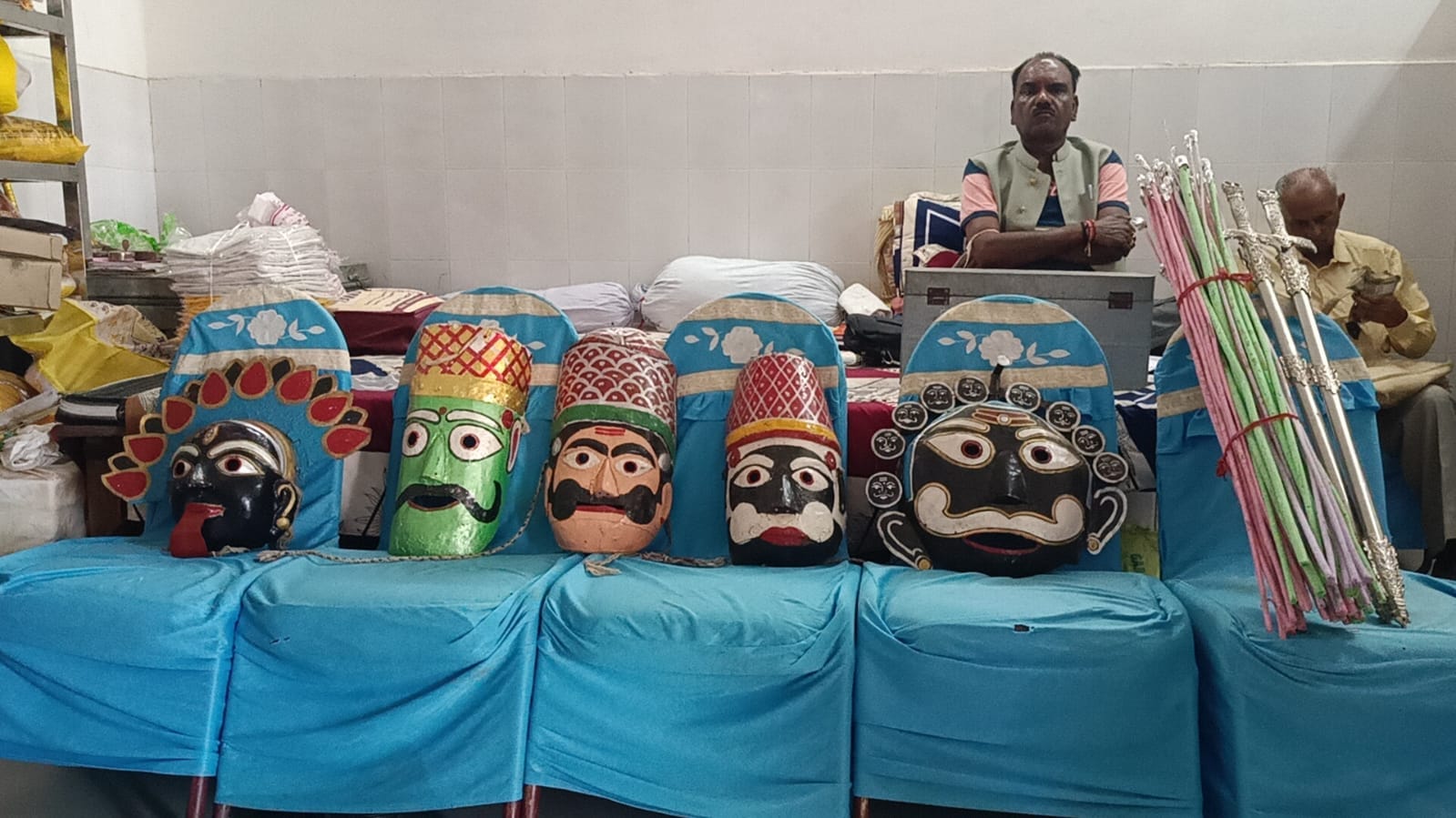 फोटो: 12:: मैदानी रामलीला के लिए बनाए गए मुखौटे, तीर आदि सामान। संवाद