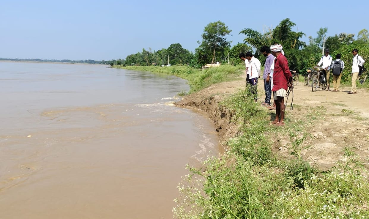 Rapti in spate, roads submerged, flood crisis deepens in villages