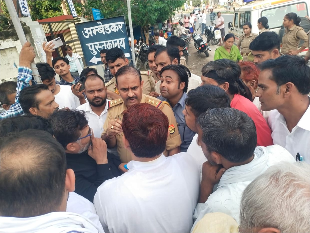 Police snatch CEC effigy from Congress workers; scuffle and slogan-shouting ensue.