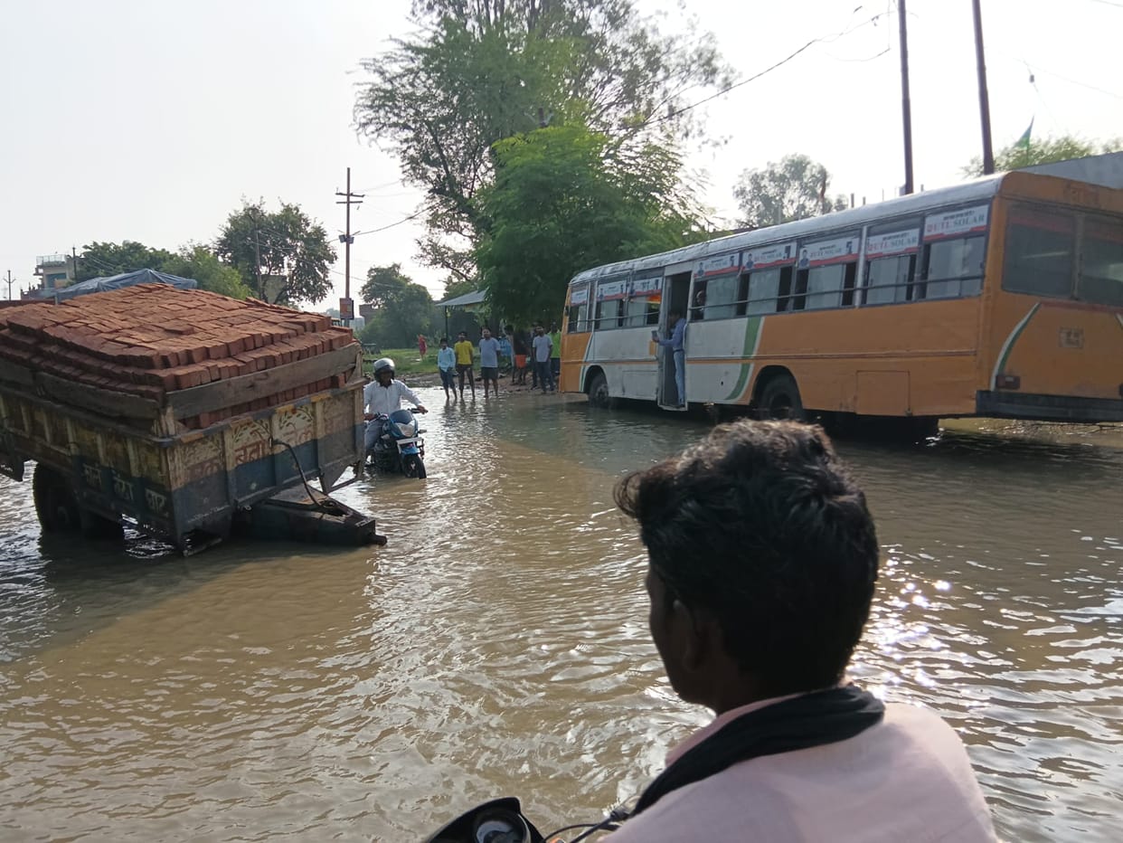 Waterlogging and potholes cause chaos; Banda-Tanda Highway jammed for eight hours.