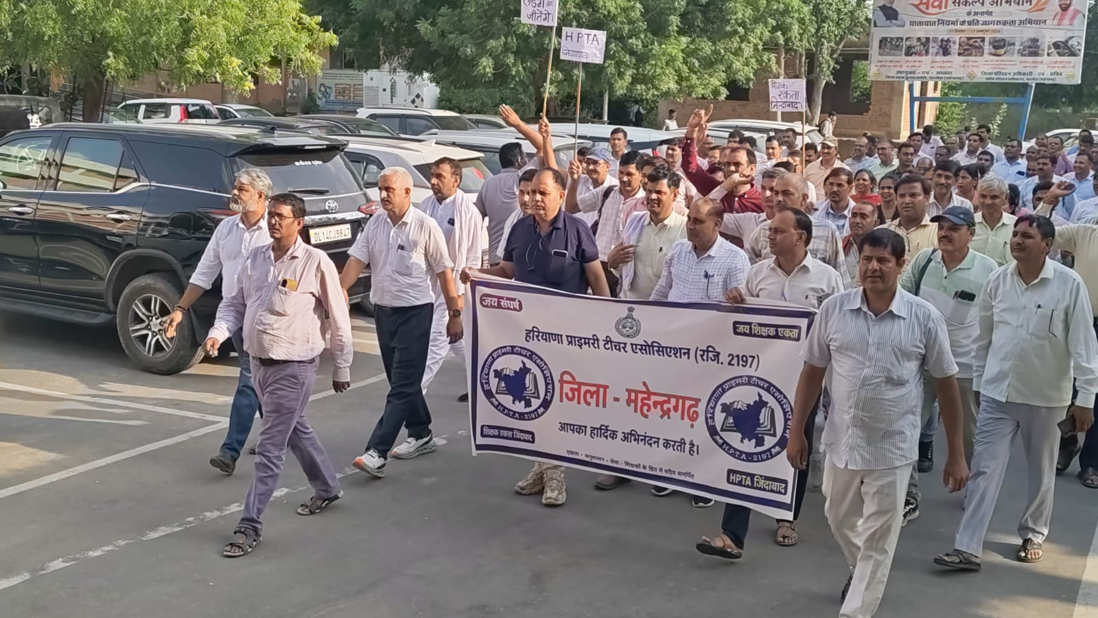 फोटो 21 अपनी मांगों को लेकर प्रदर्शन करते हरियाणा प्राइमरी टीचर एसोसिएशन के सदस्य।स्रोत:एसोसि