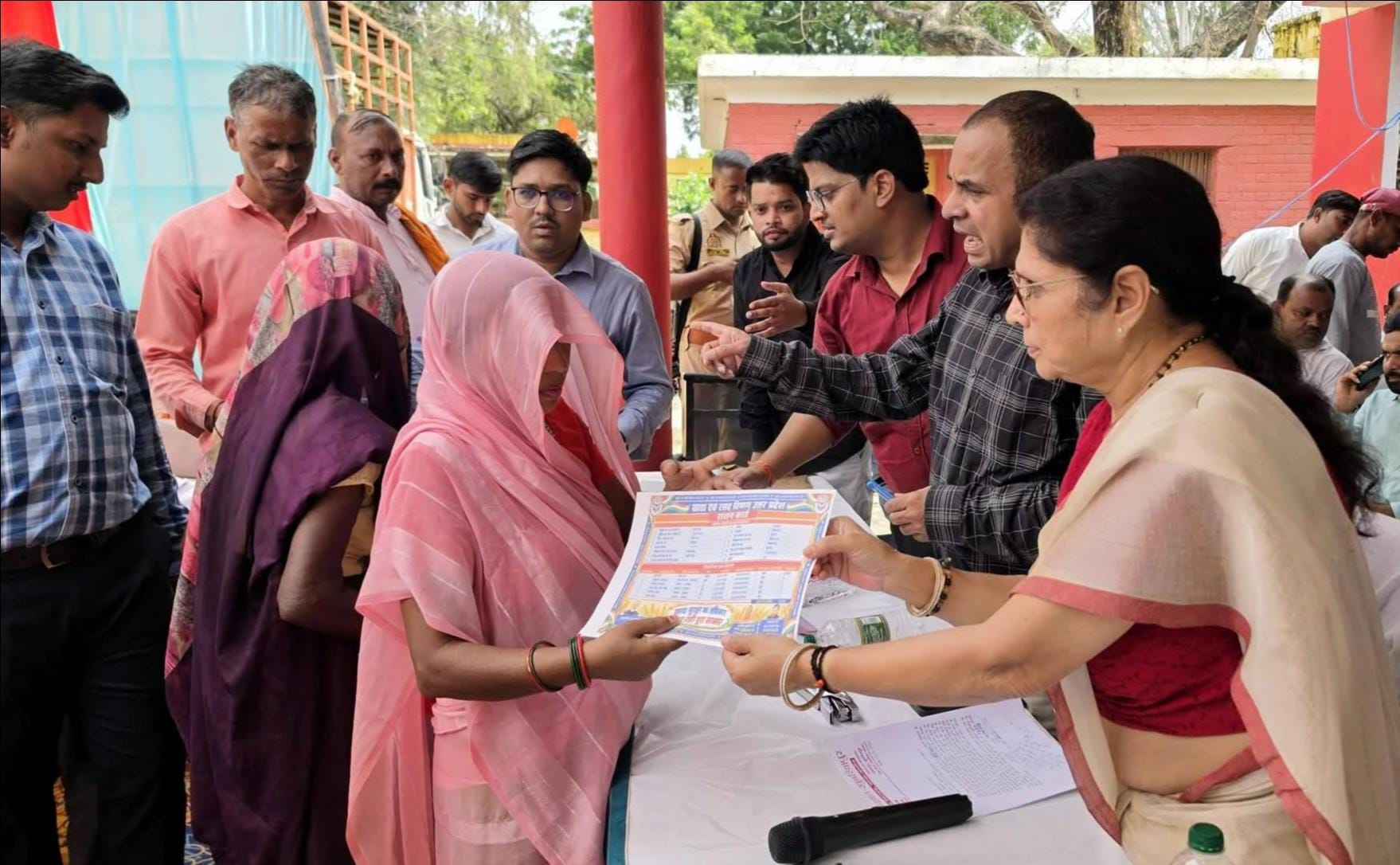 फोटो :25: लाभार्थी को राशन कार्ड वितरित करतीं विधायक अर्चना पांडेय व एसडीएम ज्ञानेंद्र कुमार द्