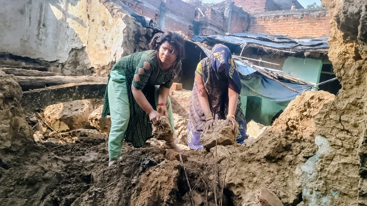 Two mud houses collapsed in the rain; household belongings buried.