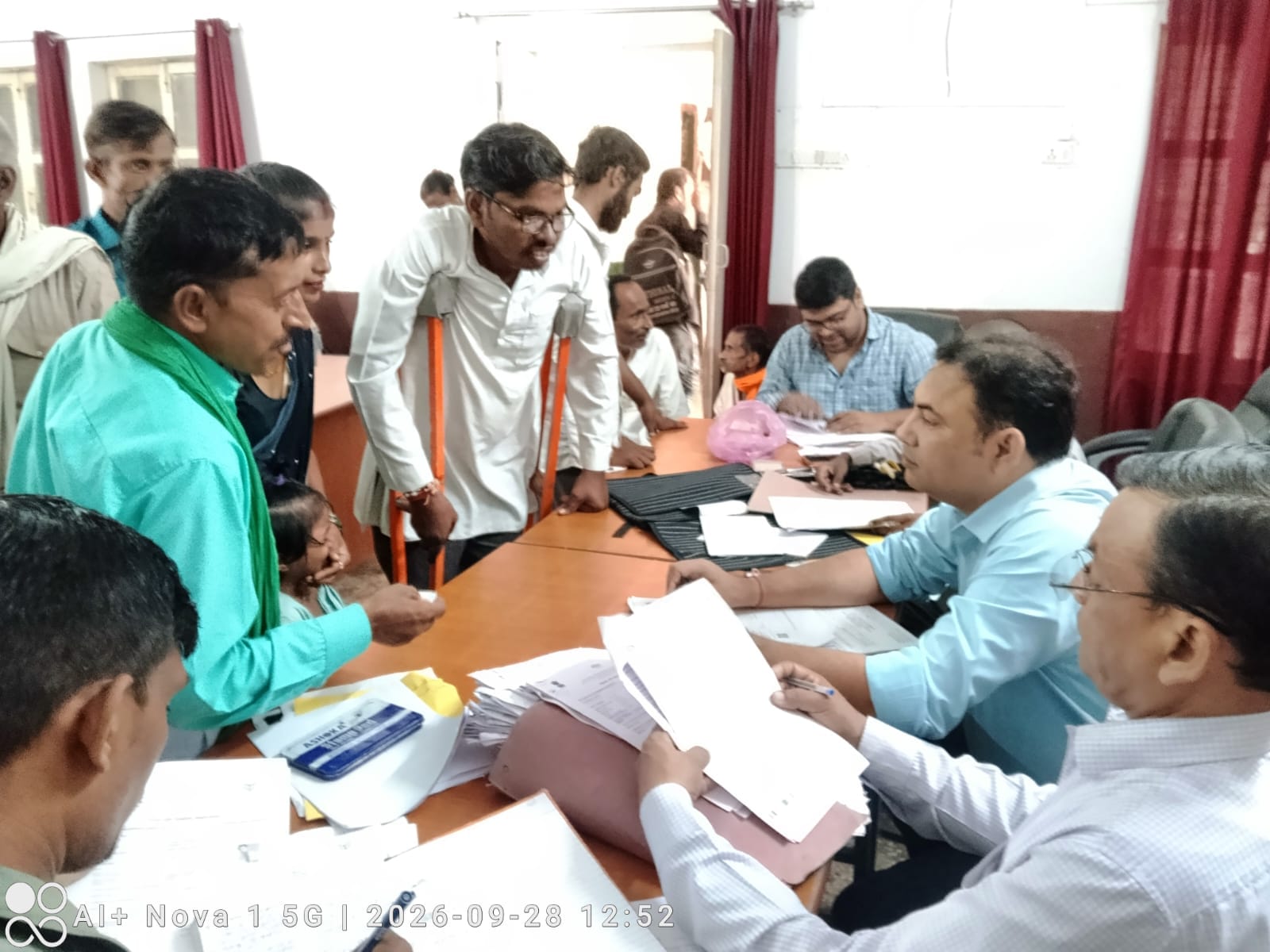 फोटो 28 एचएएमपी 24- शहर के मलेरिया विभाग के सभागार में आयोजित दिव्यांग बोर्ड शिविर जानकारी देते